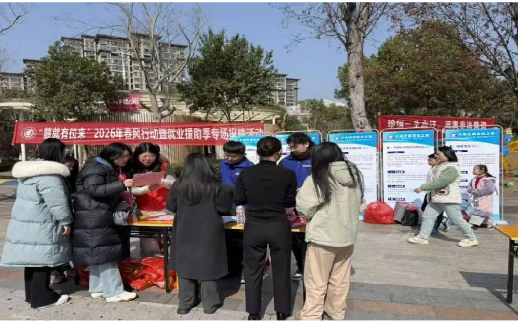 江西上饶: 春风送暖传政策 就业帮扶润民心