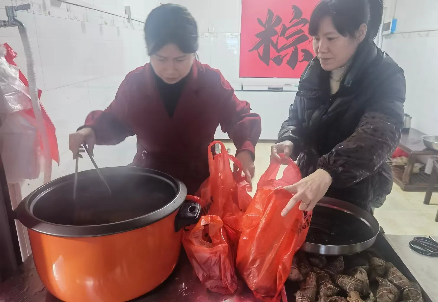 江西上饶籍知名书画家胡才春为“红娘粽”公益婚介所题词