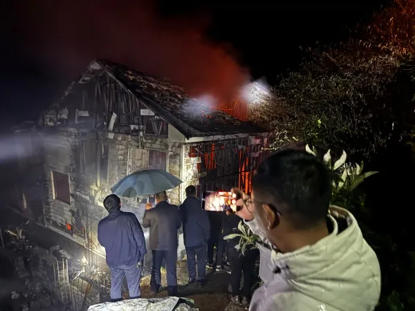 深夜火情牵动人心 多方驰援守护平安