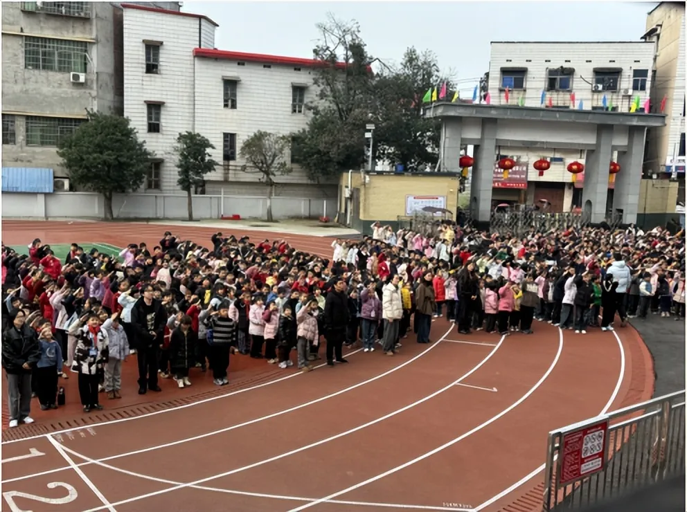 赓续雷锋精神,播种习惯希望 花石中心小学开学典礼暨学雷锋活动月启动