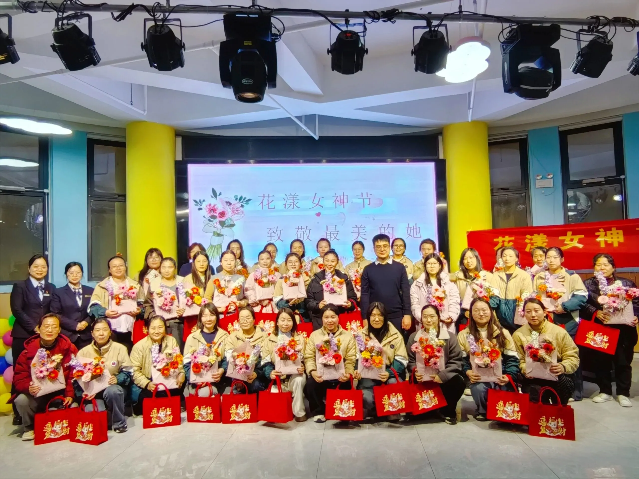 巧手弄花韵 致敬幼教人——丛台区第四幼儿园教职工妇女节活动