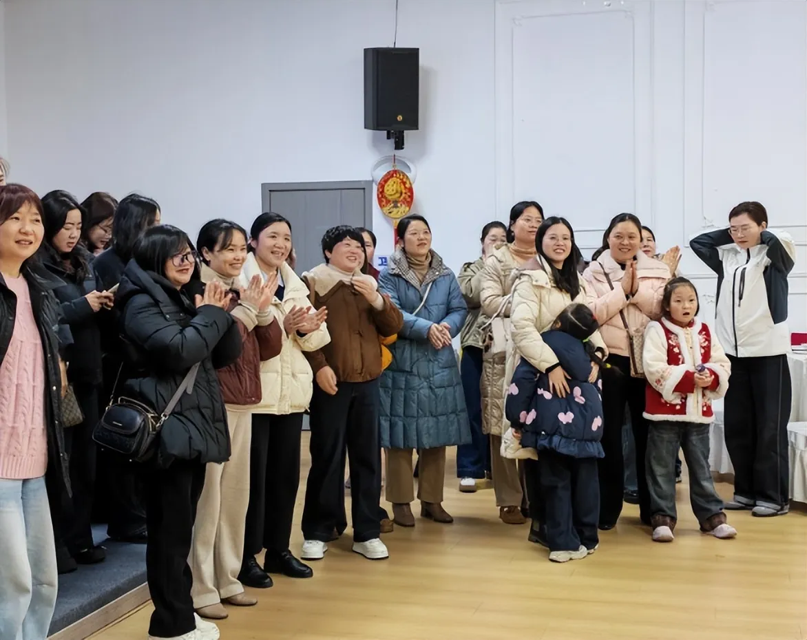 悦己·自成光芒——湘机中学举办庆祝“三八”国际劳动妇女节活动