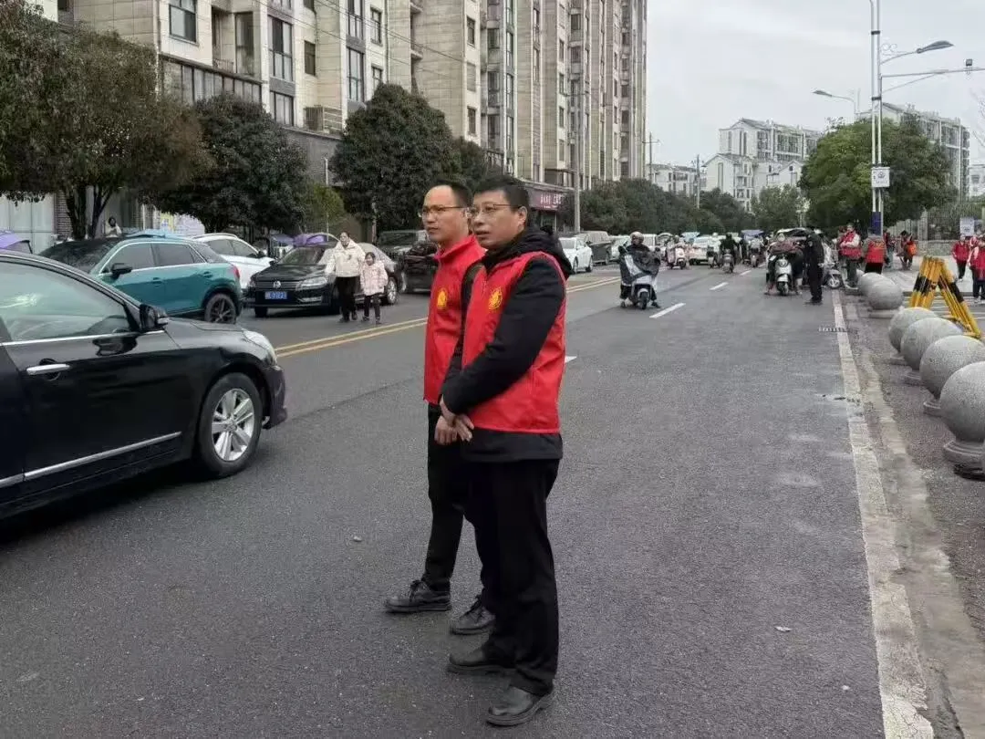 江西玉山县东城小学开展“我是党员我带头”党员志愿服务活动