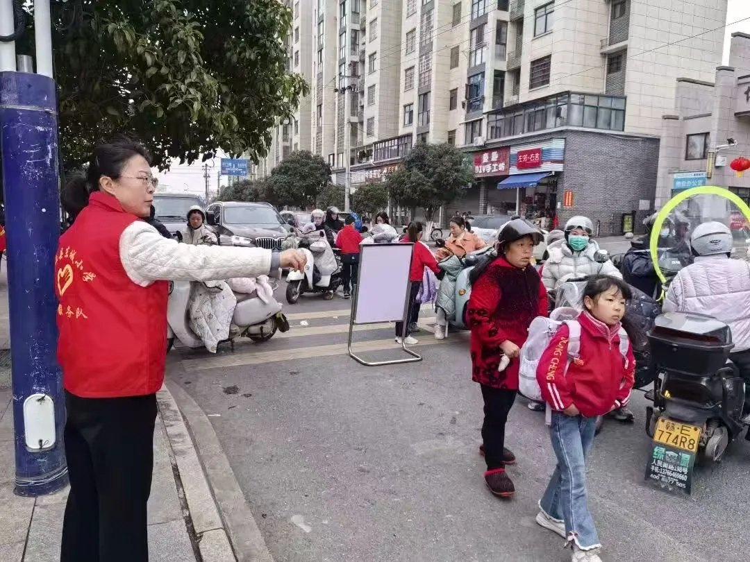 江西玉山县东城小学开展“我是党员我带头”党员志愿服务活动