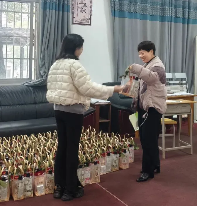 巾帼绽芳华·筑梦新凤凰|湘潭凤凰中学2026年“三八”妇女节系列活动温馨来袭