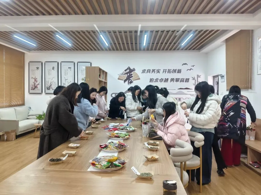 巾帼绽芳华·筑梦新凤凰|湘潭凤凰中学2026年“三八”妇女节系列活动温馨来袭
