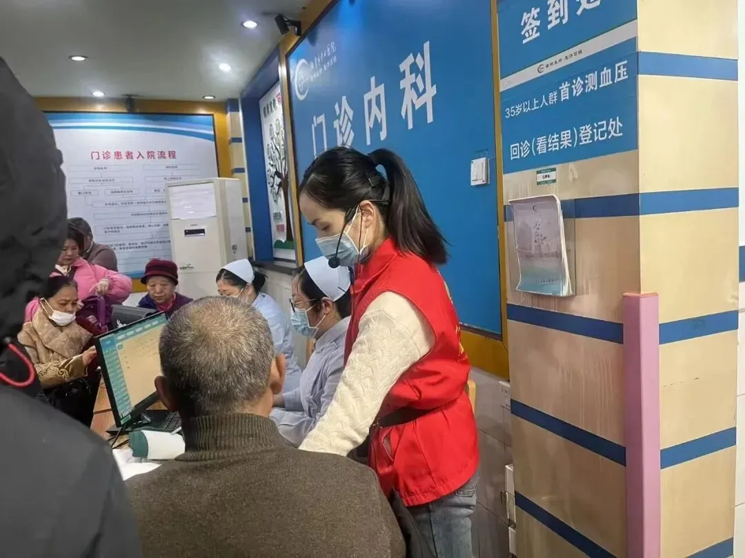 湘潭市中心医院:春“锋”送暖 “惠景志愿红”如约而至