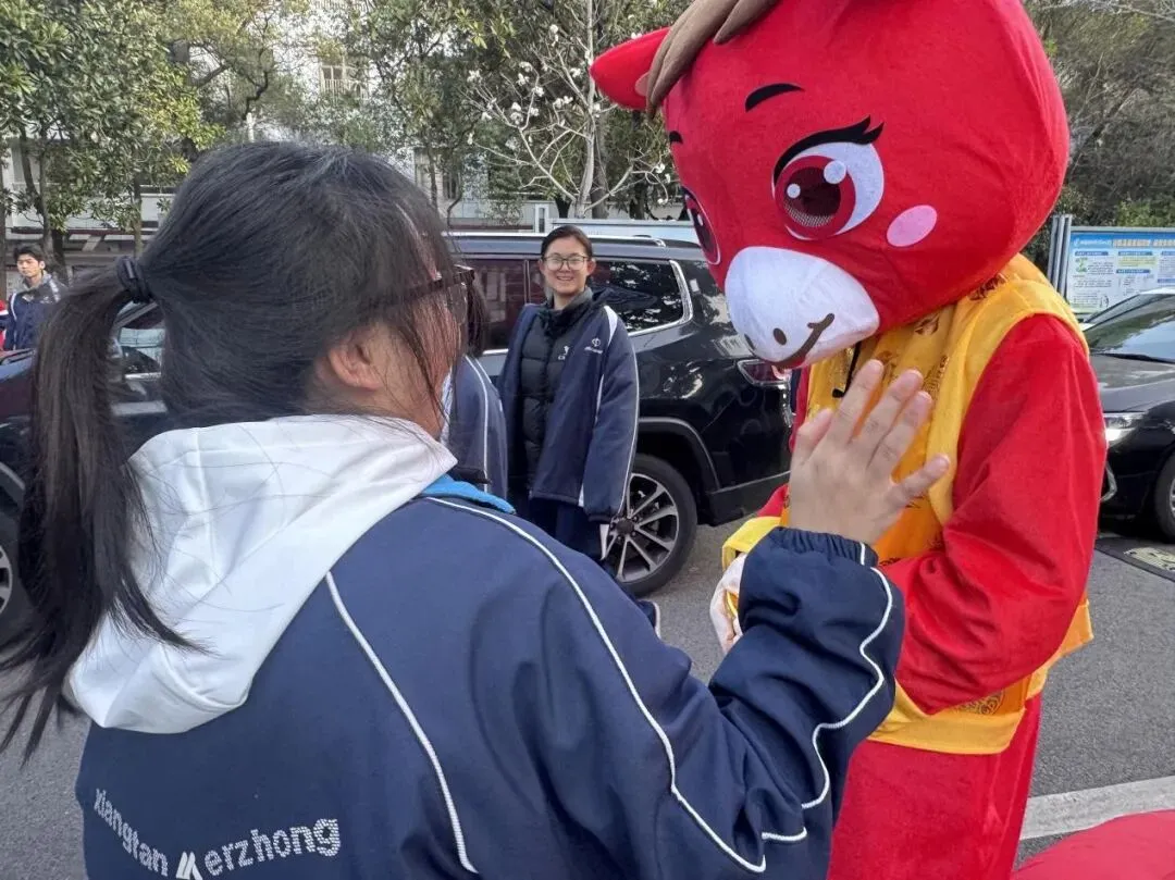 以梦为马赴新程,不负韶华向春光——湘潭市第二中学2026年春季开学典礼