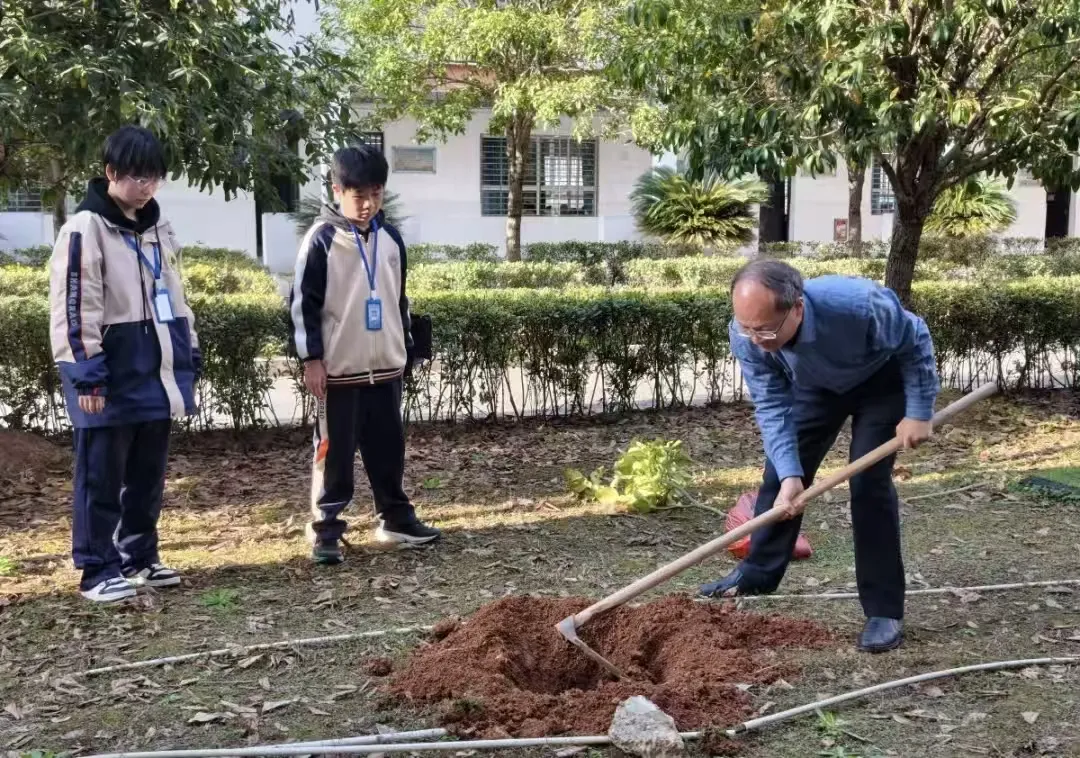 江西上饶广信区第七中学开展植树节主题活动