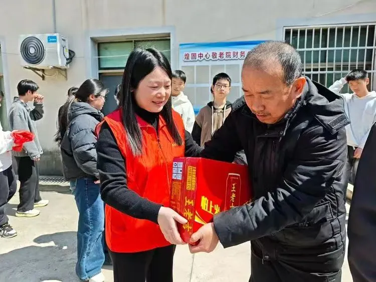 江西上饶汪村学校: 三月春风暖人心 雷锋精神伴我行