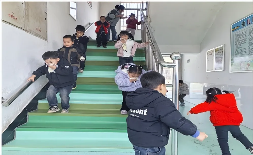 筑牢安全防线,守护幼儿成长—— 湘潭县花石镇中心幼儿园开展消防安全疏散演练活动