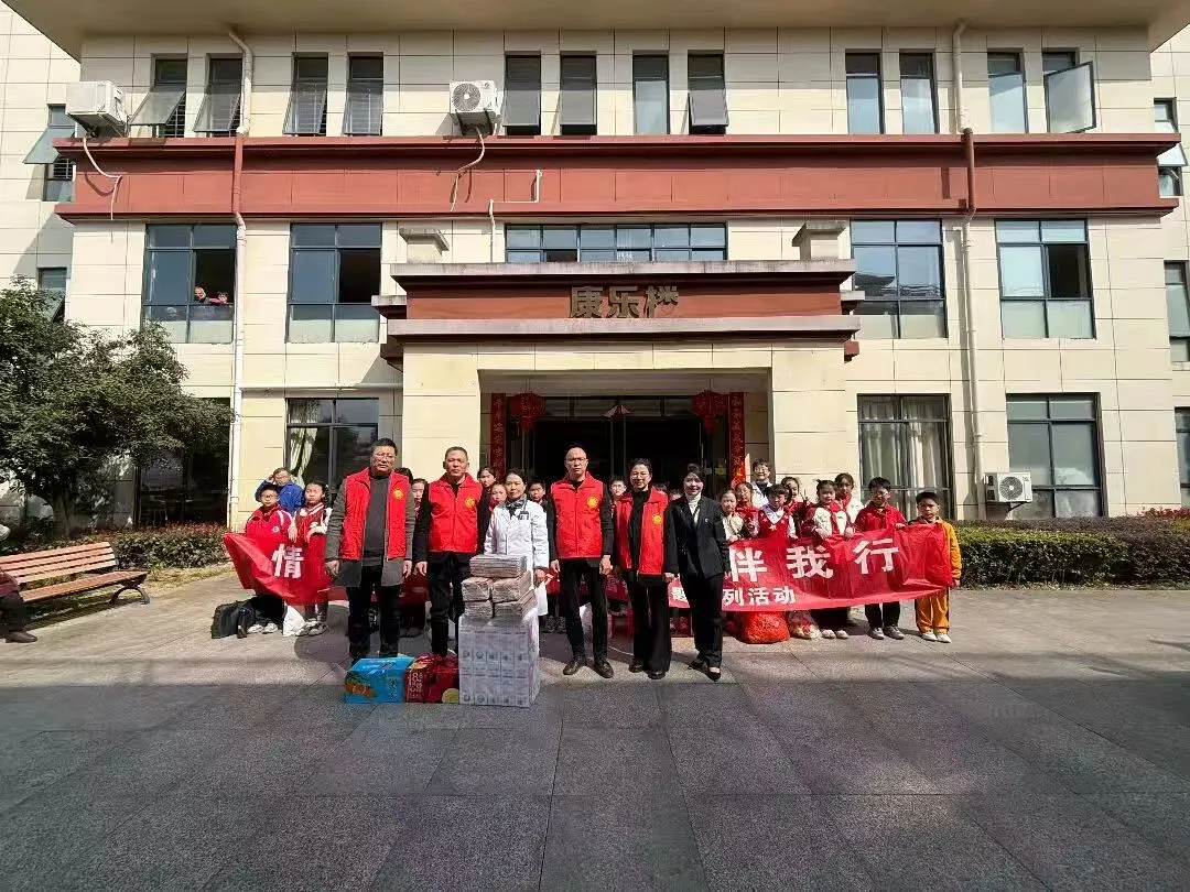 江西玉山: 情暖敬老院 雷锋伴我行