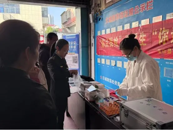 江西玉山县市场监管局开展第三期食品安全服务惠民生活动