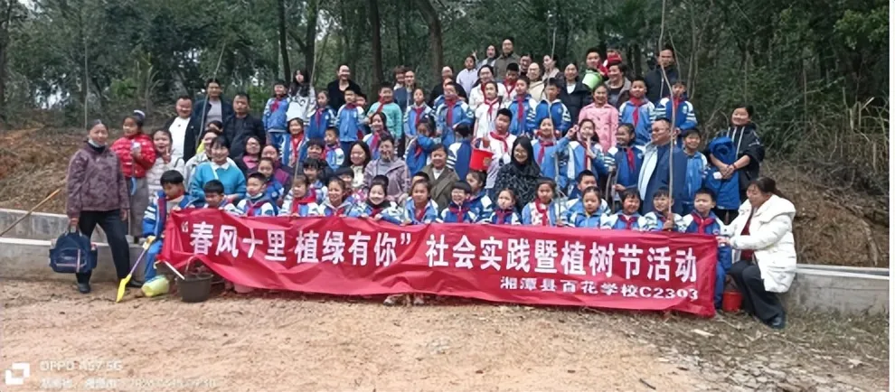 挥锹培土“植”绿意 生态和美“树”担当