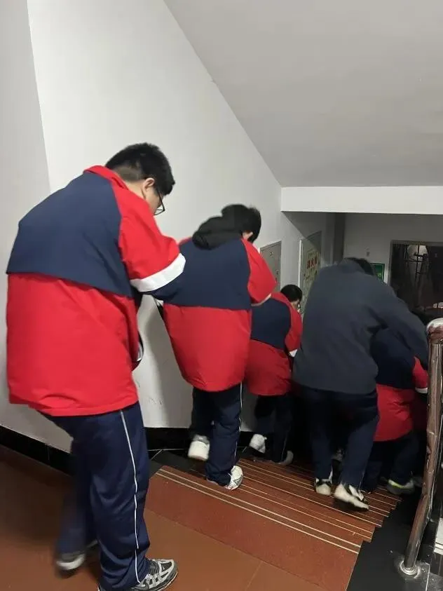 筑牢安全防线,强化应急技能——湘潭市第二中学2026年上学期第一次寄宿生夜间消防疏散演练