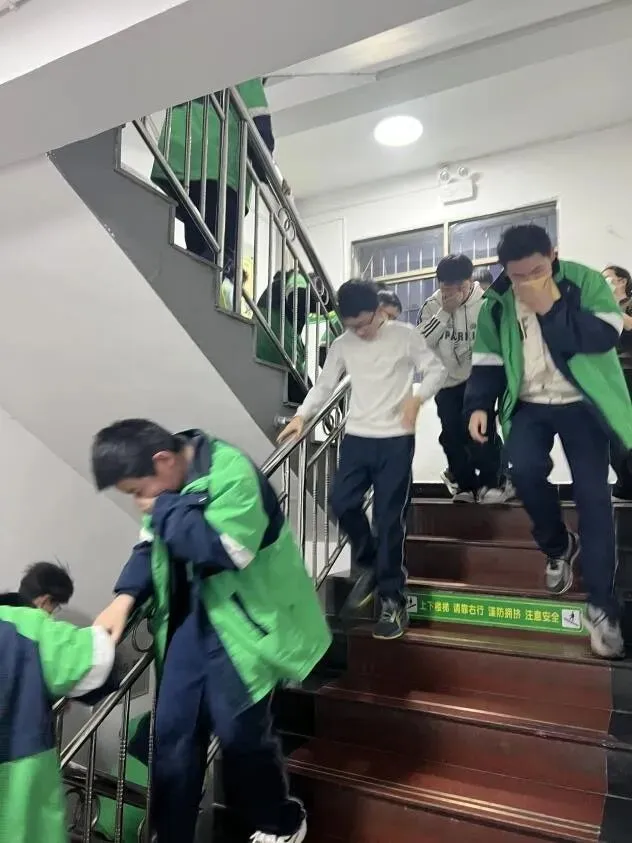 筑牢安全防线,强化应急技能——湘潭市第二中学2026年上学期第一次寄宿生夜间消防疏散演练
