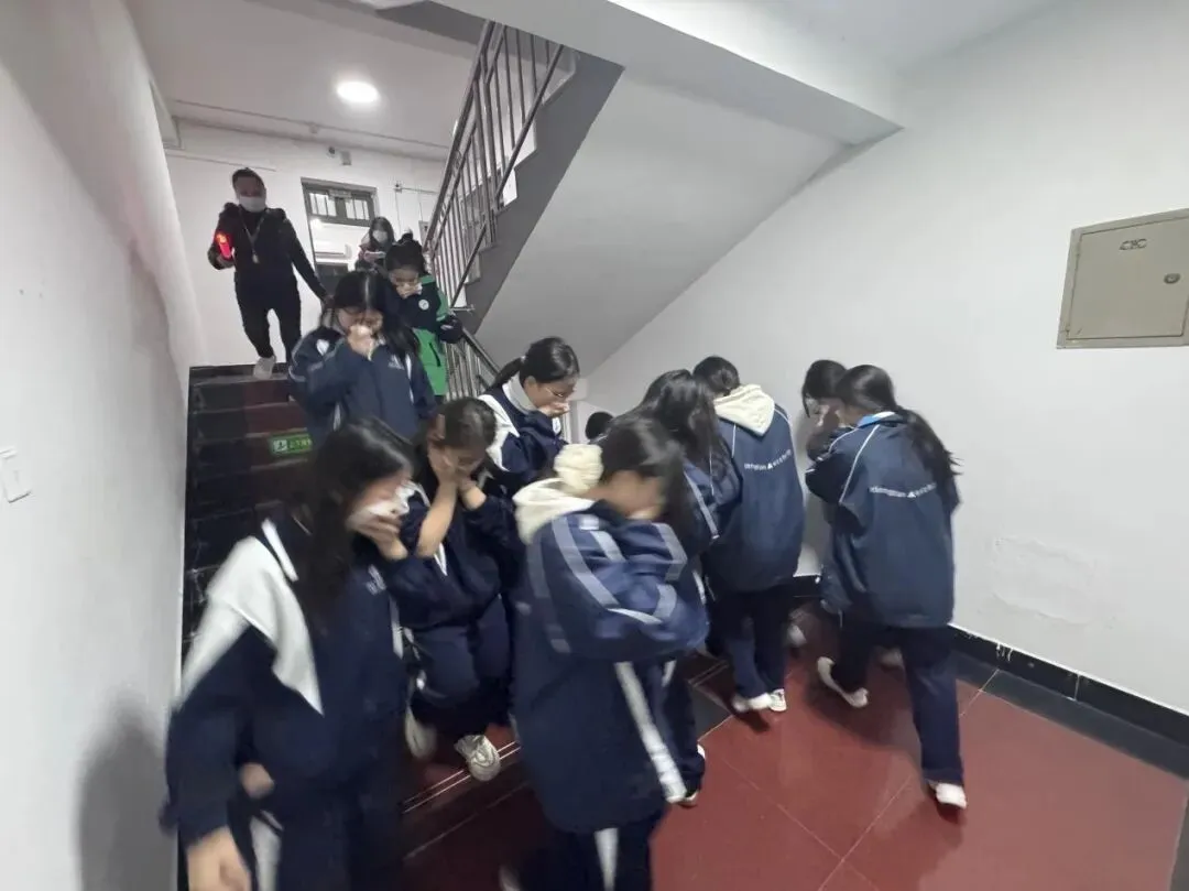 筑牢安全防线,强化应急技能——湘潭市第二中学2026年上学期第一次寄宿生夜间消防疏散演练