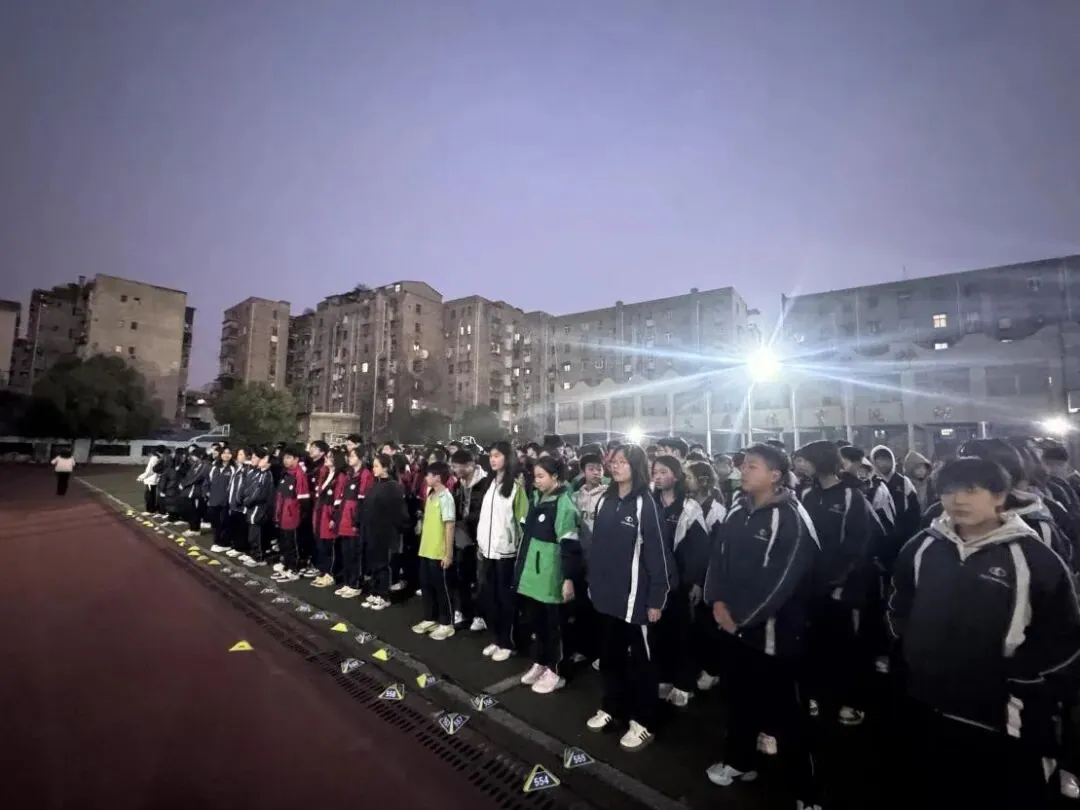 筑牢安全防线,强化应急技能——湘潭市第二中学2026年上学期第一次寄宿生夜间消防疏散演练