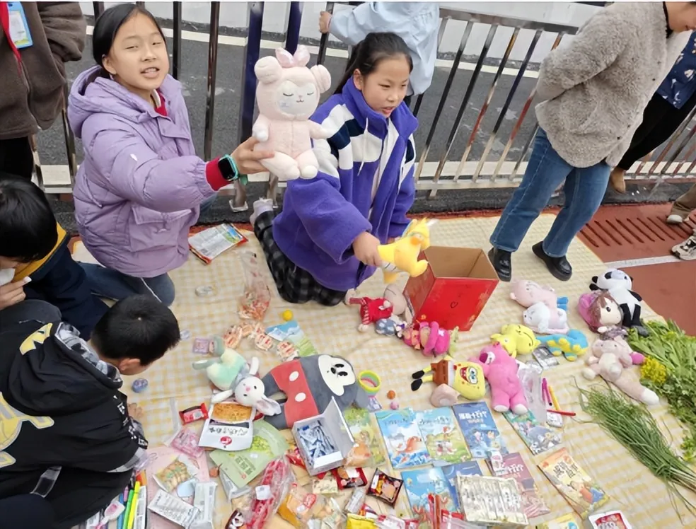 爱不闲置,“峰”火相传——我校开展“学雷锋·献爱心”主题义卖活动