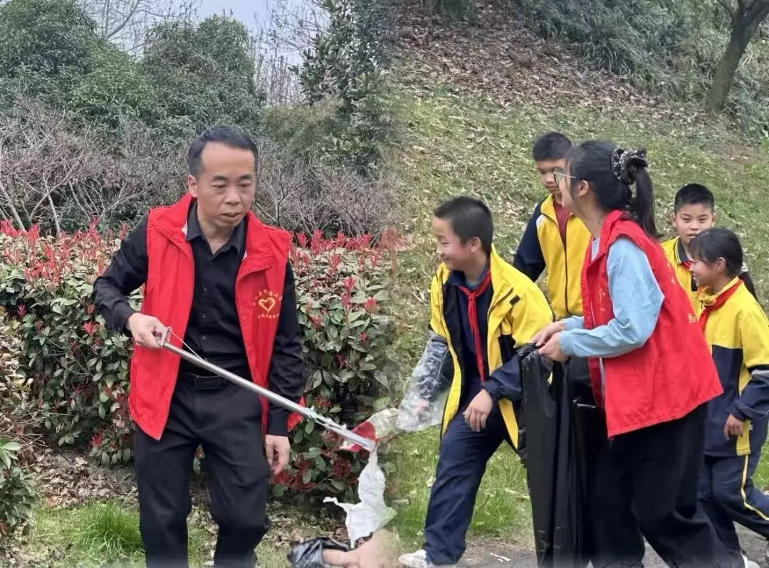 江西玉山: 传承雷锋精神 共建清洁家园
