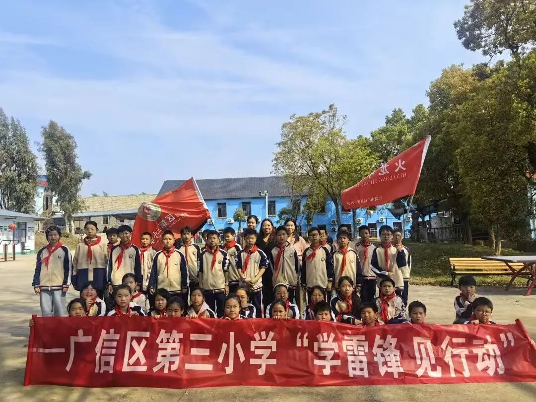 江西上饶市广信区第三小学开展敬老志愿服务活动