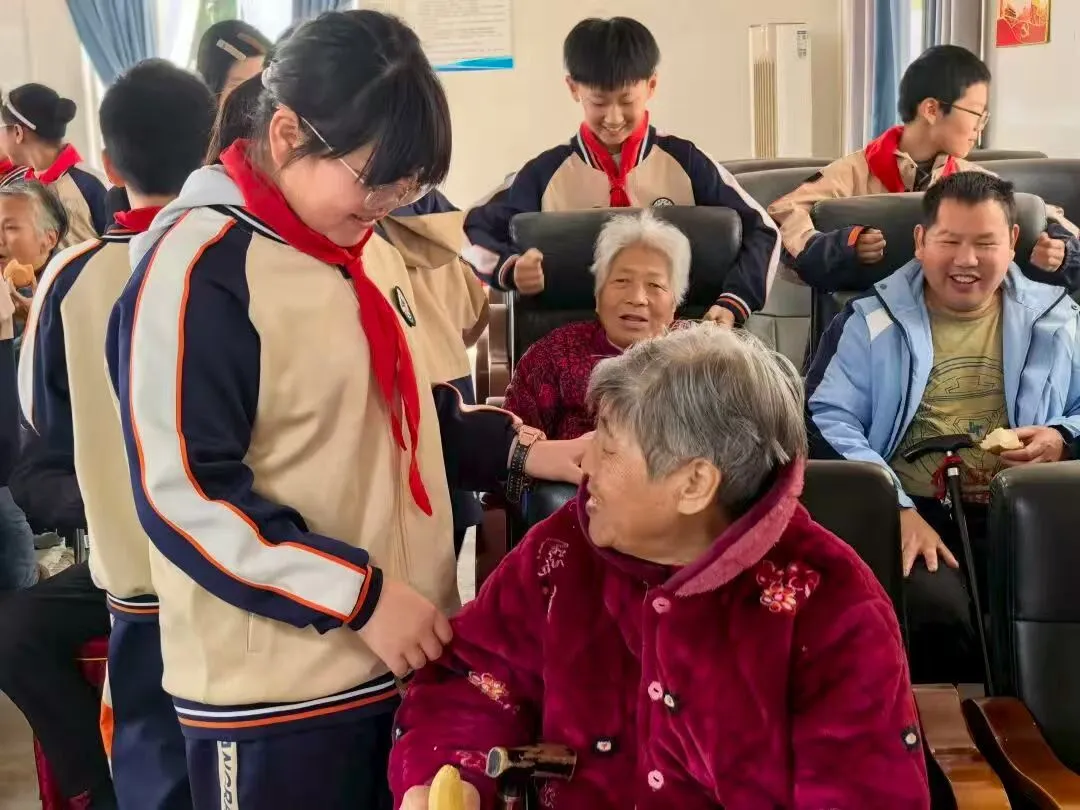 江西上饶市广信区第三小学开展敬老志愿服务活动