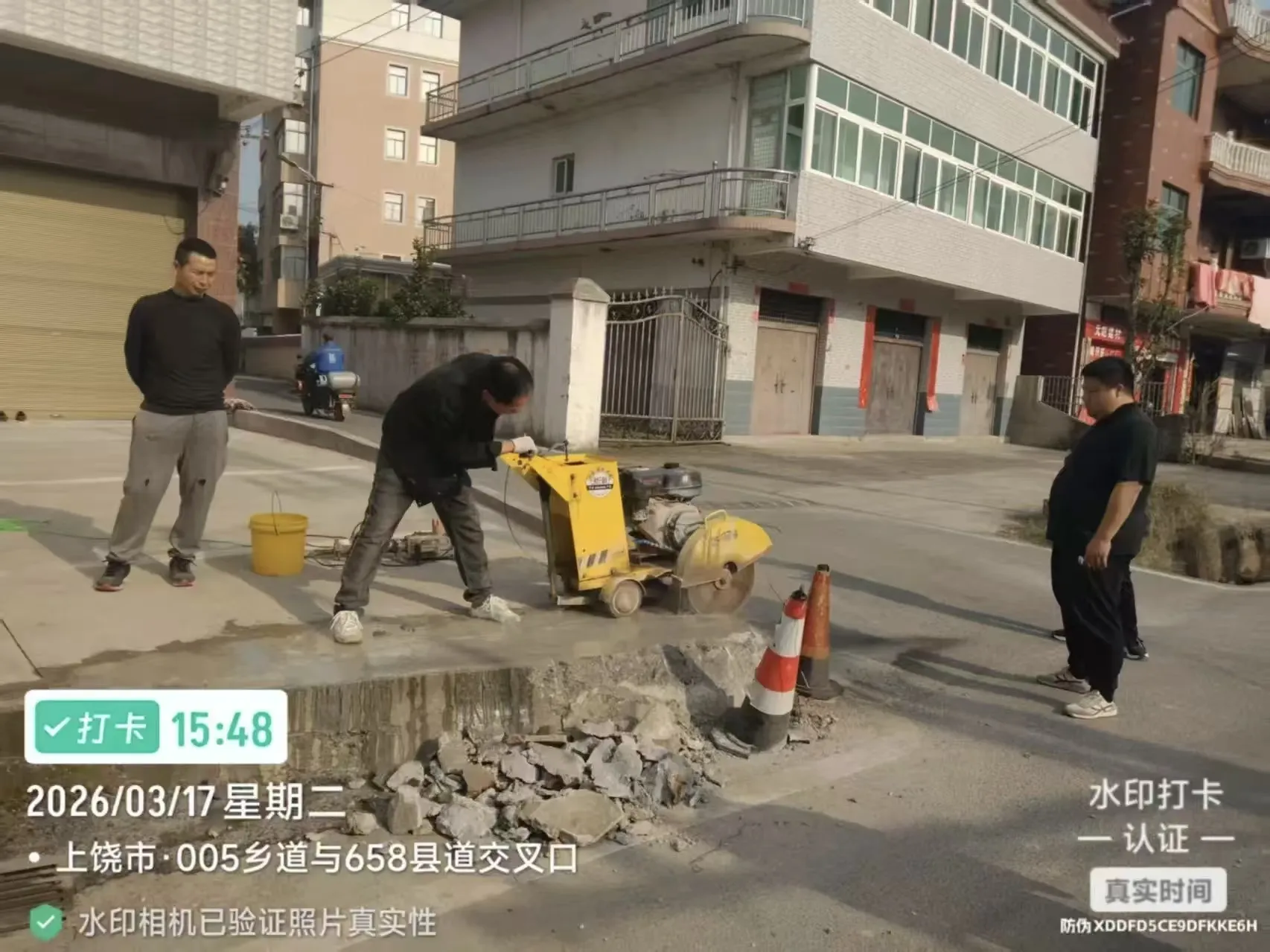 江西上饶秦峰村:消除安全隐患 保障道路畅通
