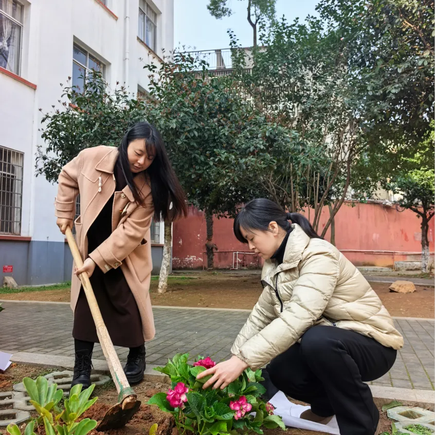 先锋植绿添新景 青春筑美绽芳华 ——湘机中学党团共建共绘校园生态画卷