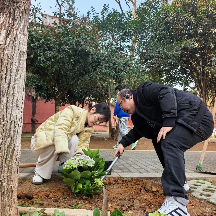 先锋植绿添新景 青春筑美绽芳华 ——湘机中学党团共建共绘校园生态画卷
