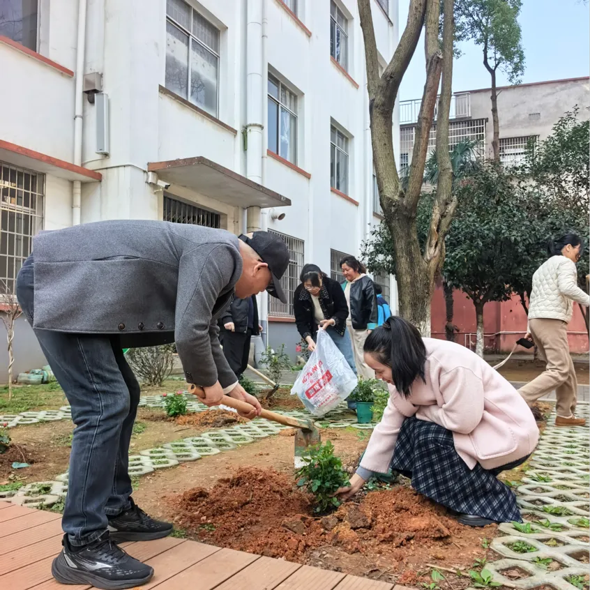 先锋植绿添新景 青春筑美绽芳华 ——湘机中学党团共建共绘校园生态画卷
