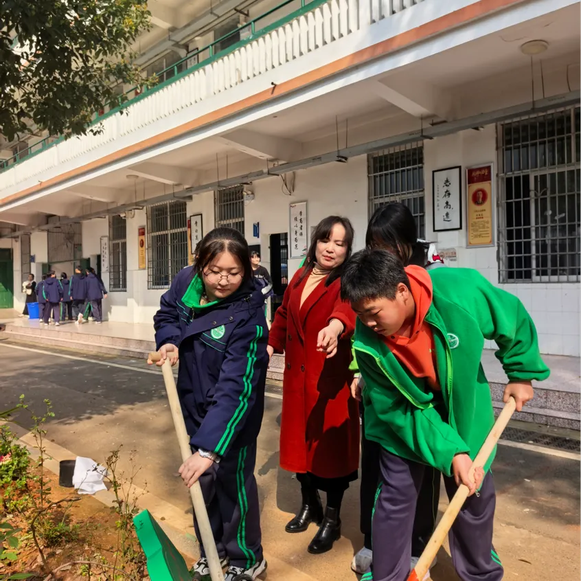 先锋植绿添新景 青春筑美绽芳华 ——湘机中学党团共建共绘校园生态画卷