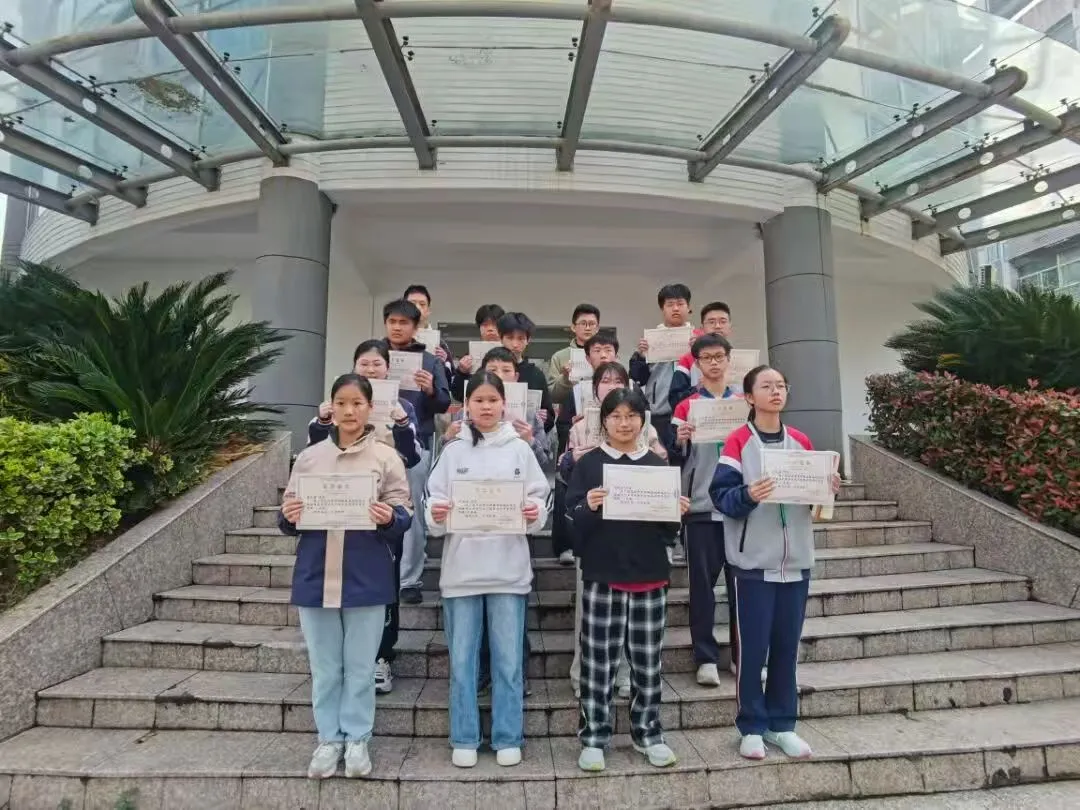 江西上饶: 实验操作展身手 命题竞技显匠心