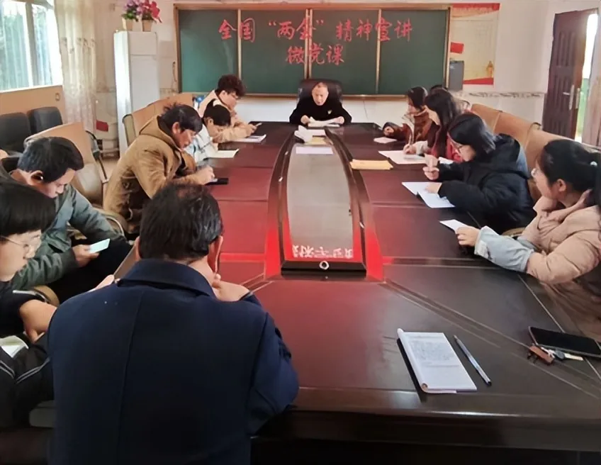 花石镇龙口片区教育支部：微宣讲让两会精神“声”入人心