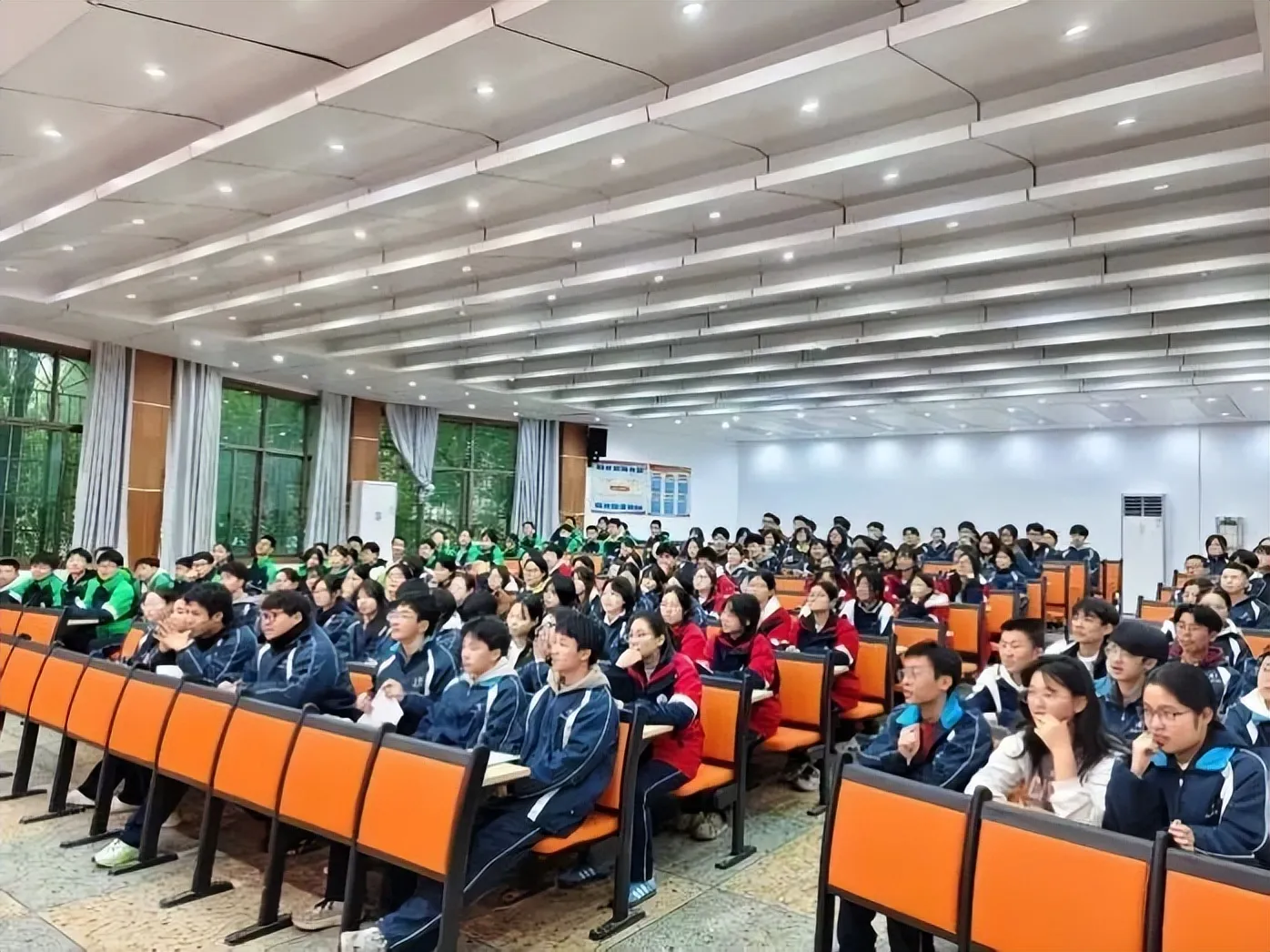 传自信之法,立奋进之心——湘潭市第二中学英语公益讲座助生成长