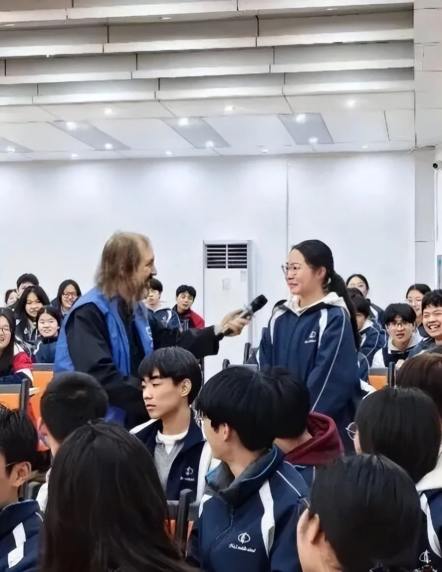 传自信之法,立奋进之心——湘潭市第二中学英语公益讲座助生成长