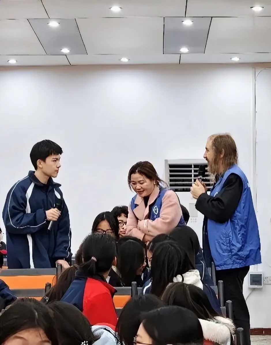 传自信之法,立奋进之心——湘潭市第二中学英语公益讲座助生成长