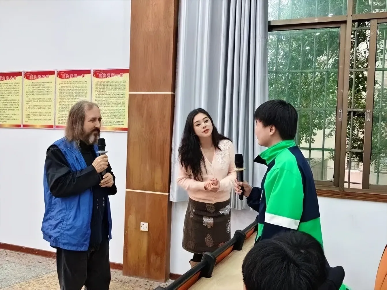 传自信之法,立奋进之心——湘潭市第二中学英语公益讲座助生成长