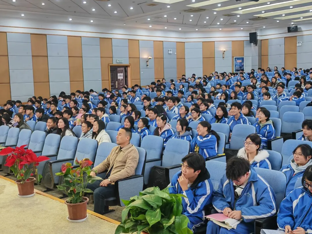 湘潭市第一中学交通安全进校园,校社携手护航潭中学子