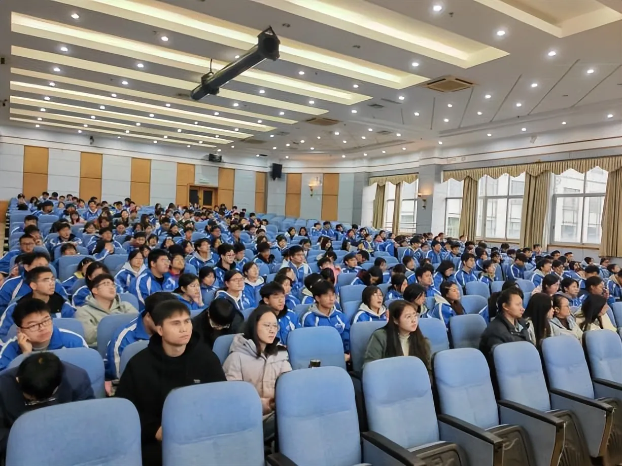 湘潭市第一中学交通安全进校园,校社携手护航潭中学子