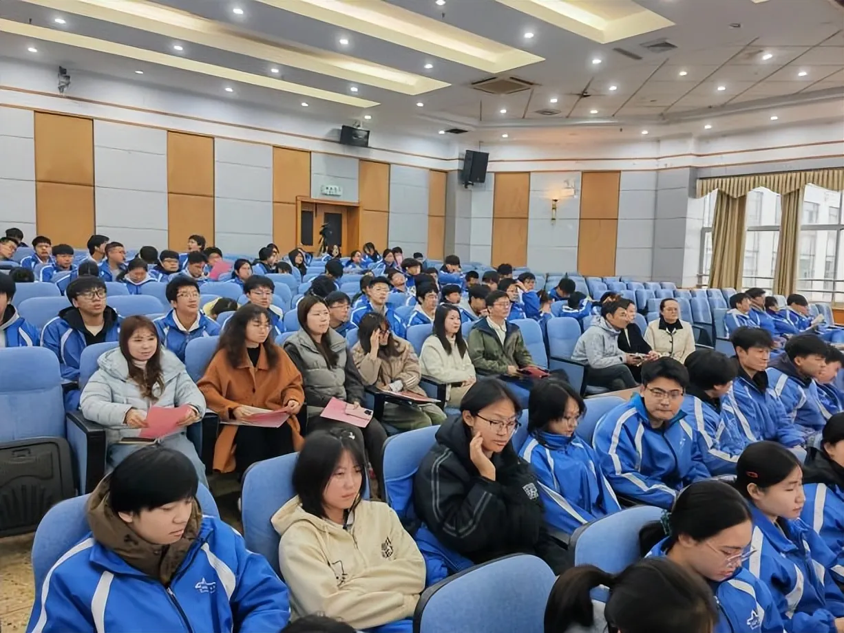 湘潭市第一中学交通安全进校园,校社携手护航潭中学子