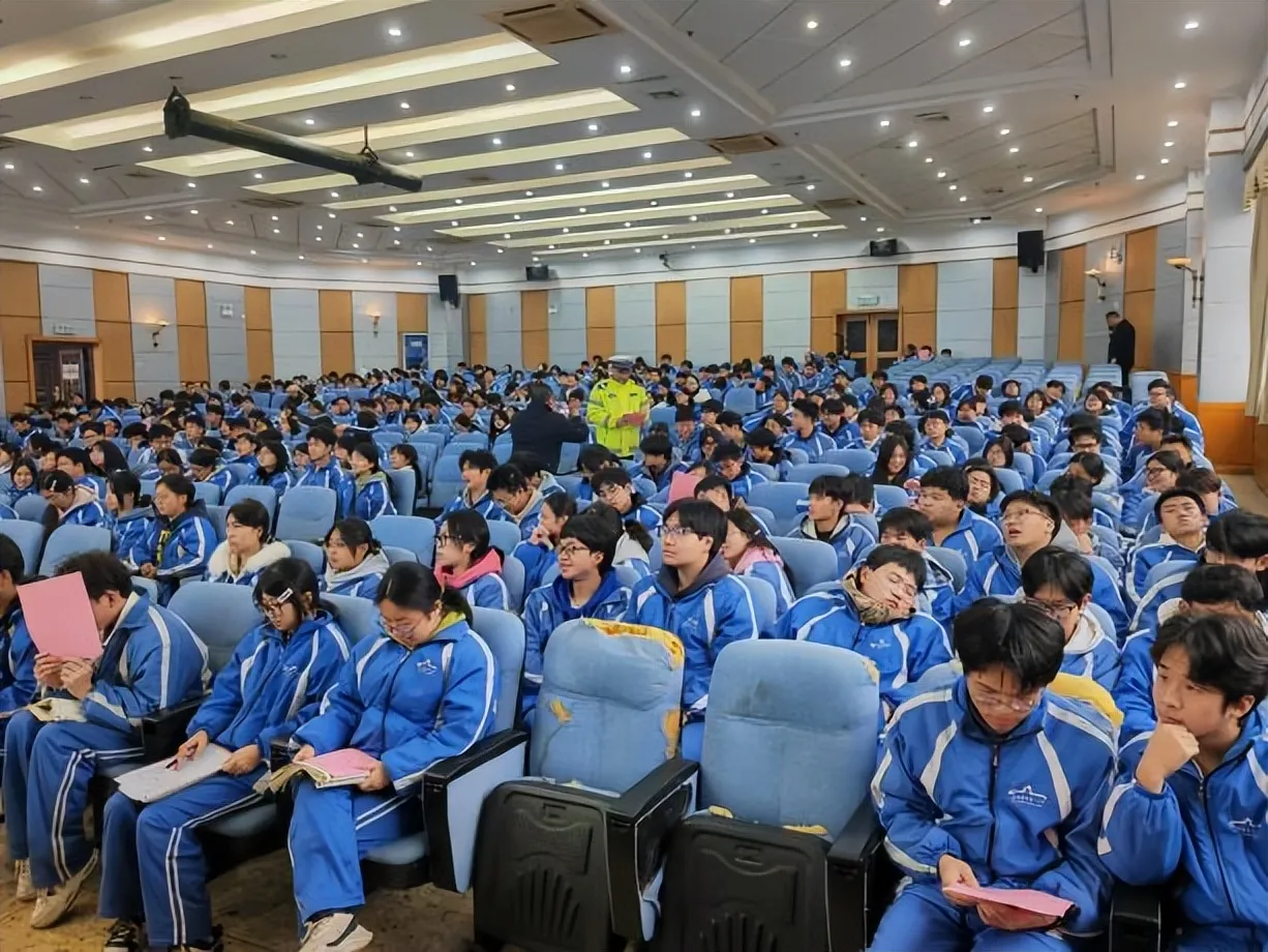 湘潭市第一中学交通安全进校园,校社携手护航潭中学子