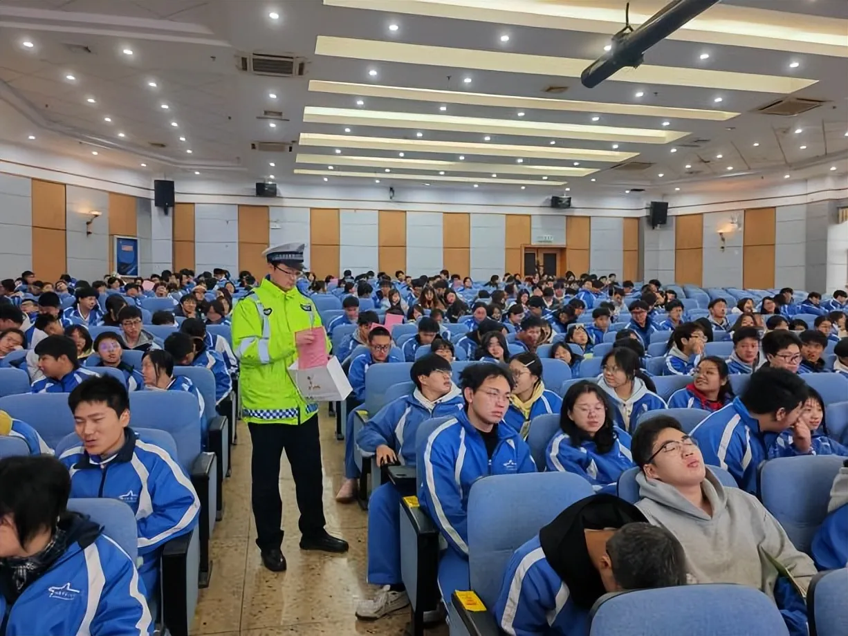 湘潭市第一中学交通安全进校园,校社携手护航潭中学子