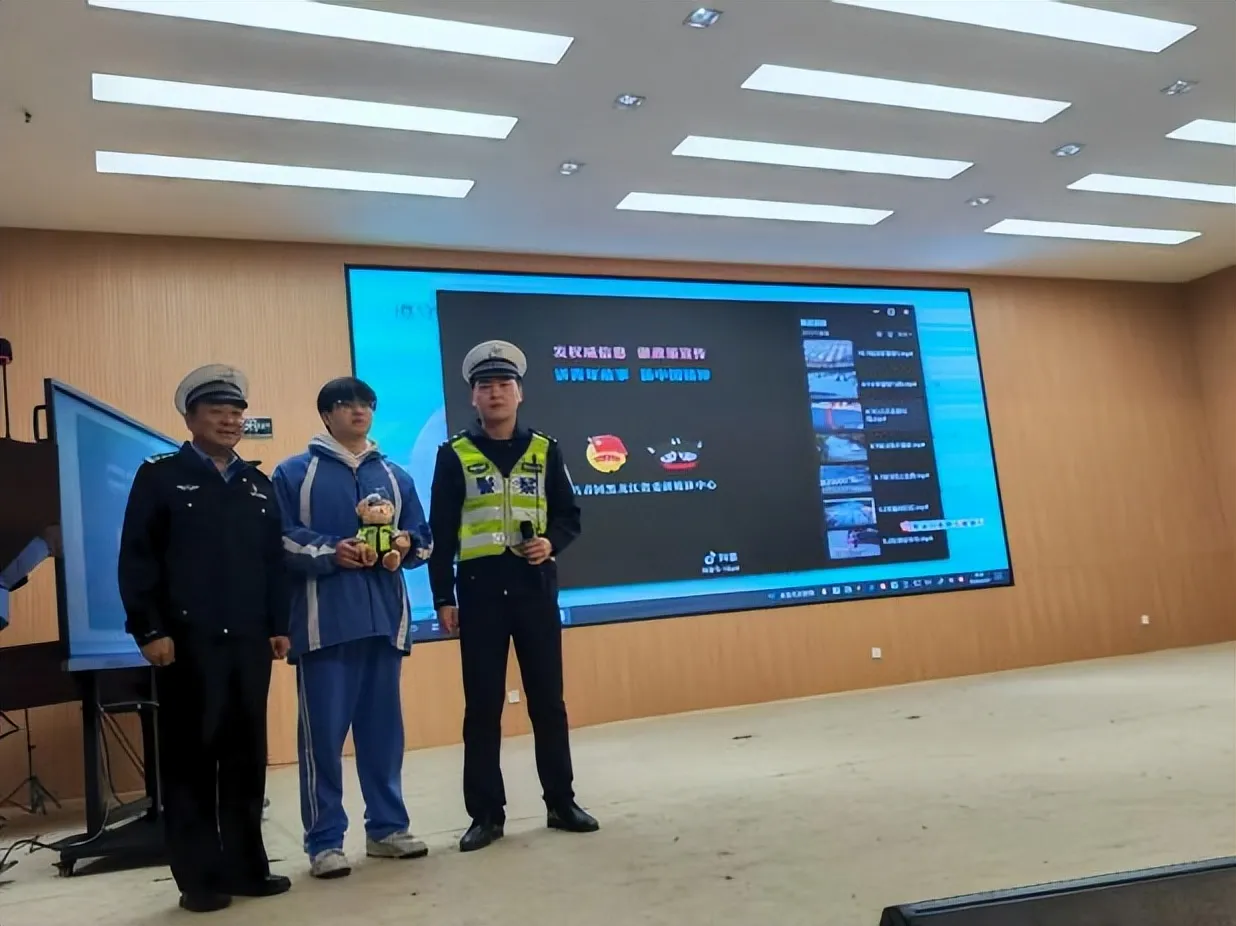 湘潭市第一中学交通安全进校园,校社携手护航潭中学子