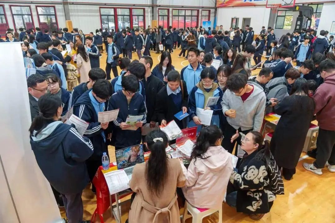 “湘遇名校·赢在未来”全国高校现场咨询会走进湘潭凤凰中学