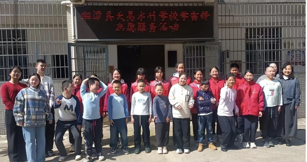 “手拉手·心连心” ——天易水竹学校与我校开展融合爱心活动
