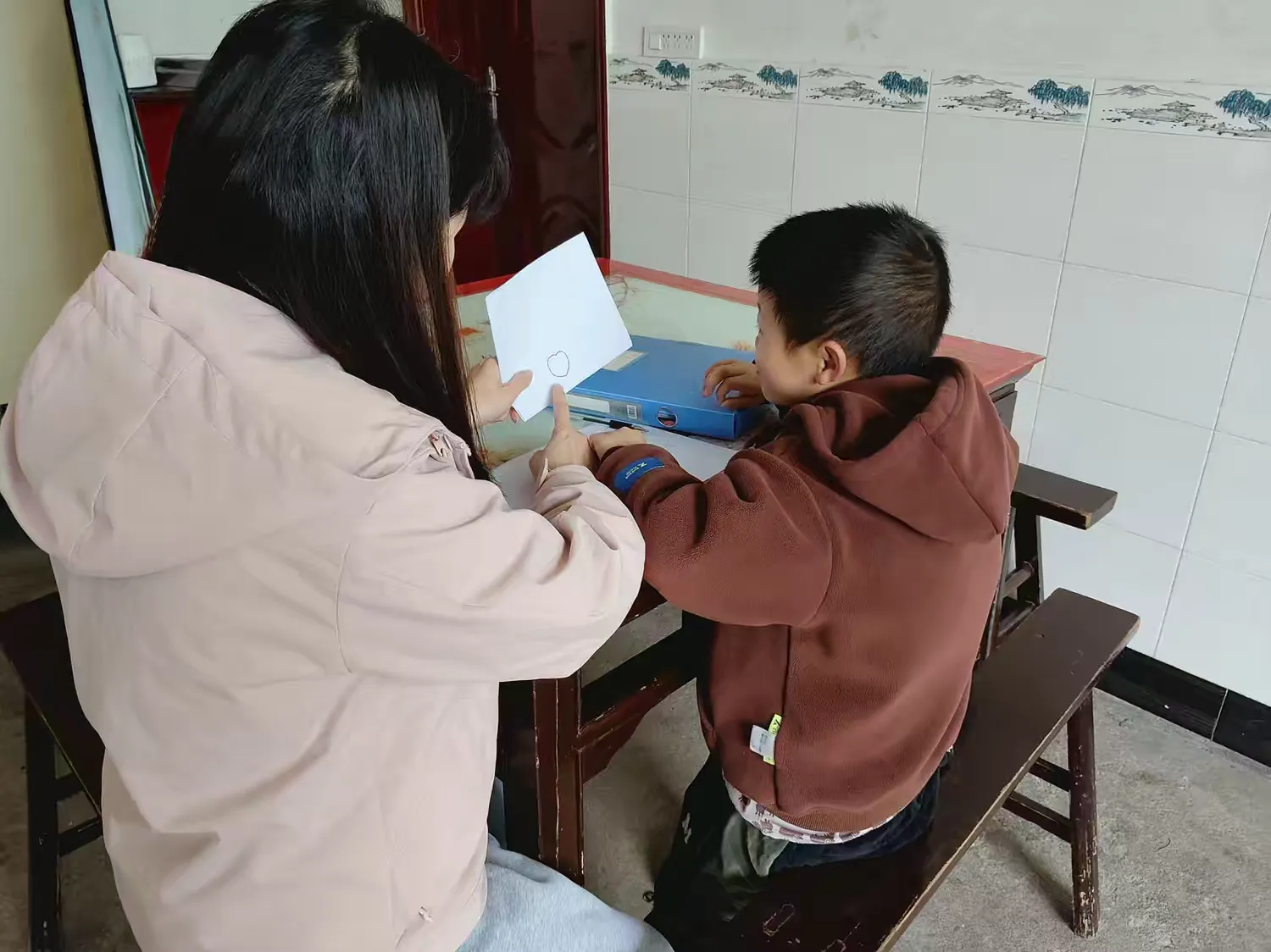 江西上饶：纸上绘童趣  送教暖人心