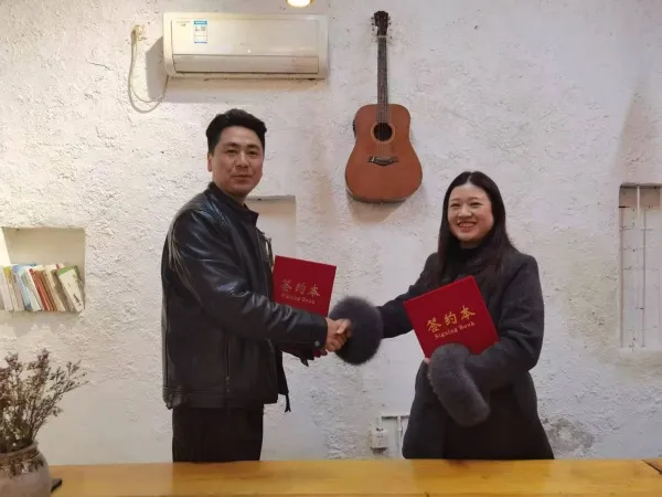 传承与创新并进:成都属七文化传媒与音乐人王凯签约,共谱土苗音乐新篇章