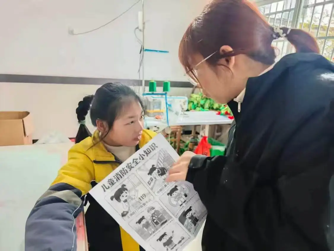 江西上饶:巧手学自理 消防记心间