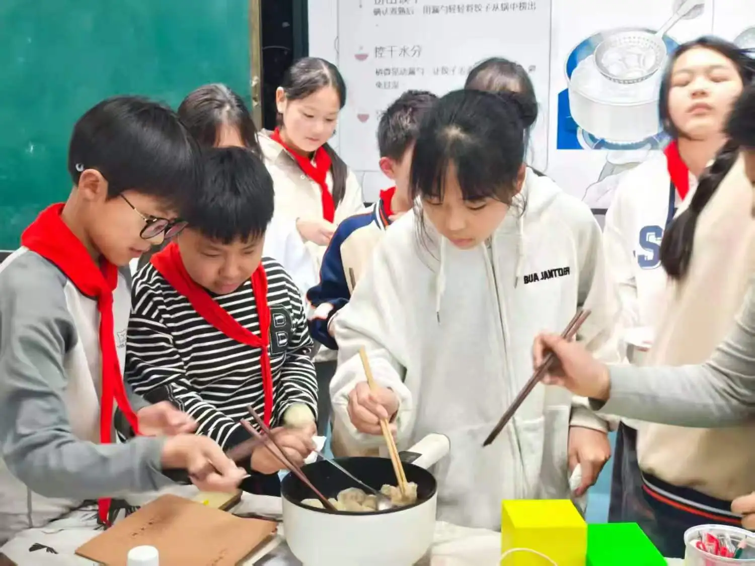 江西上饶：  劳动“煮”艺   “饺”香四溢