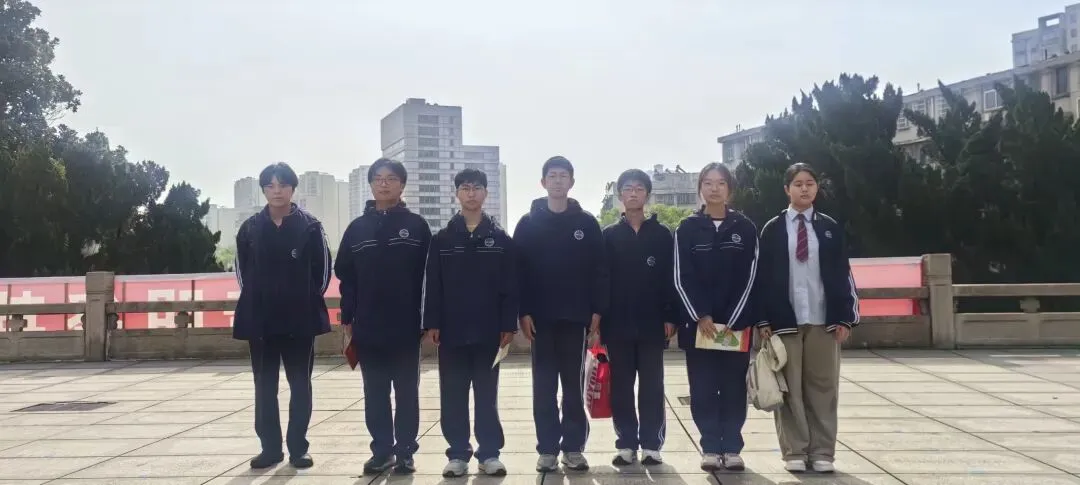 指尖拂去尘埃 心中铭记英名 ——湘机中学组织学子赴烈士陵园进行主题教育